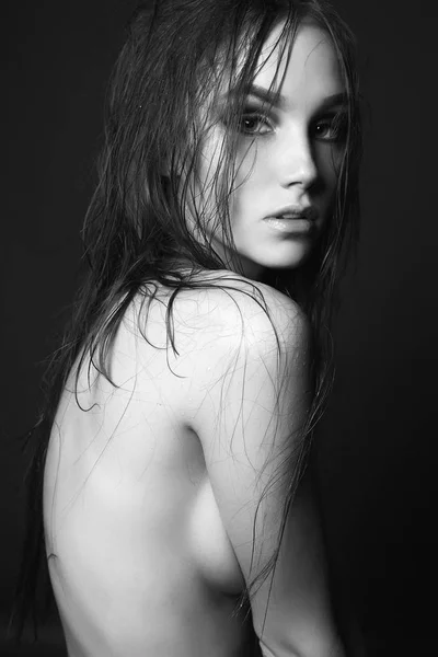 A nedves haj és a test meztelen nő — Stock Fotó