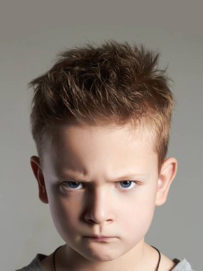 komik çocuk. çocuğun yüzünü buruşturdu