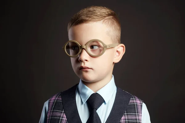 Criança inteligente em óculos — Fotografia de Stock