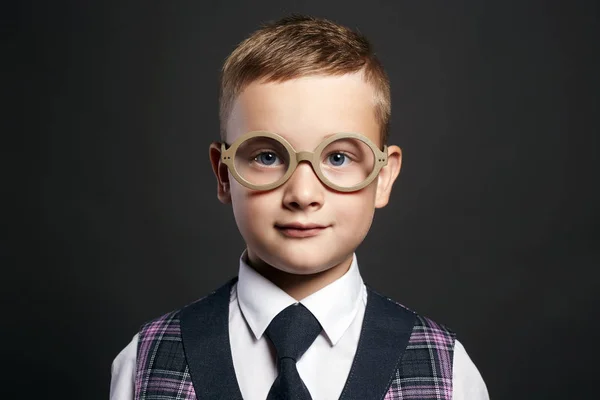 Menino engraçado em terno e óculos — Fotografia de Stock