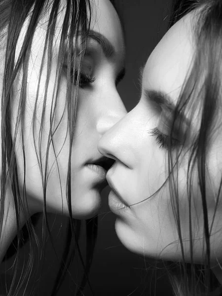 Duas raparigas estão a beijar. beijo sensual — Fotografia de Stock