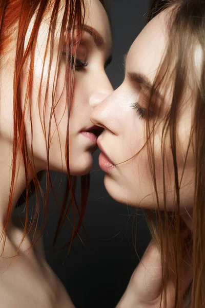 两个女孩在接吻一对美丽的年轻女性的性感吻 — 图库照片