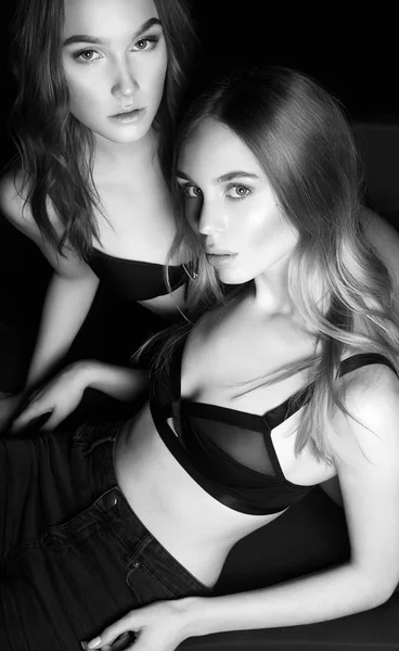 Dva krásné krásné dívky. sexy ženy ve spodním prádle — Stock fotografie