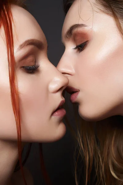 Two Wet Girls Kissing Sensual Beautiful Young Women Couple Kiss — Stock Photo, Image