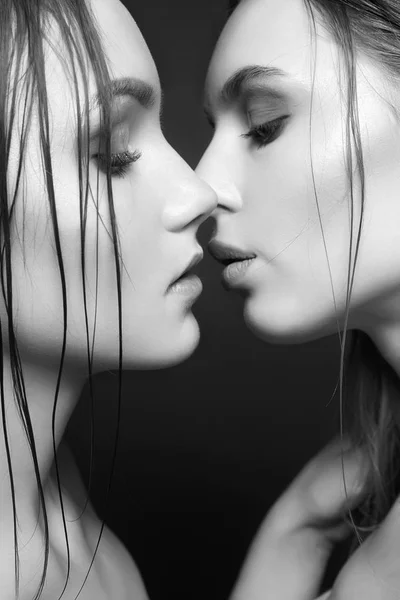 Bela jovem mulheres casal beijo — Fotografia de Stock
