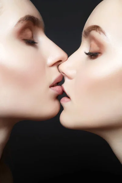 Beautiful young women couple kiss — Stock Photo, Image