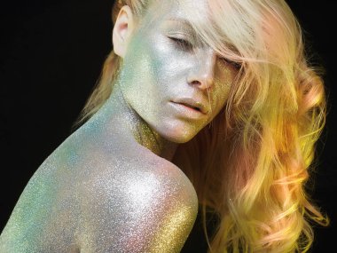 Yüz ve vücut üzerinde parıldıyor ile güzel kız