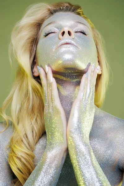 Hermosa mujer con chispas en luz verde —  Fotos de Stock