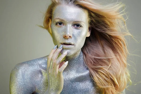 Κορίτσι με μακιγιάζ τέχνης στο χρώμα του φωτός — Φωτογραφία Αρχείου