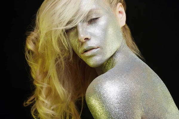 Mooi meisje met Sparkles op gezicht en lichaam — Stockfoto