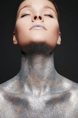 Güzel bir kadınla Sparkles vücut ve dudaklar