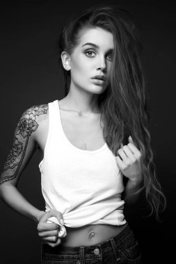 genç kadın dövmesi