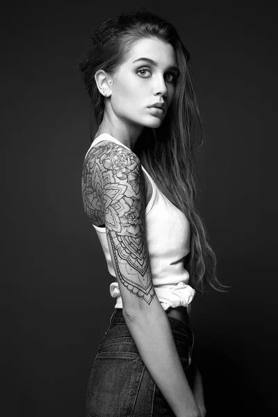 Fiatal nő tetoválás — Stock Fotó