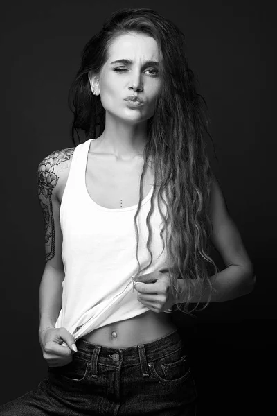 Legrační mladá žena s tetováním — Stock fotografie