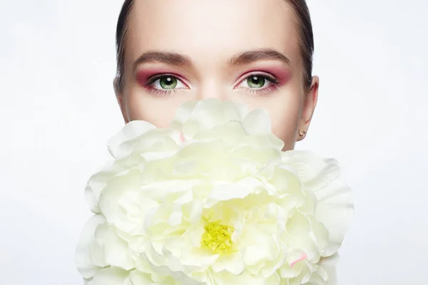 Hermosa mujer con maquillaje y flor —  Fotos de Stock