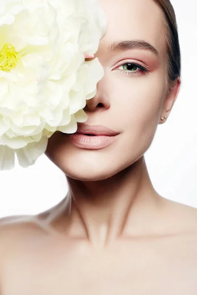 Bellezza Ritratto di ragazza con grande fiore di peonia — Foto Stock
