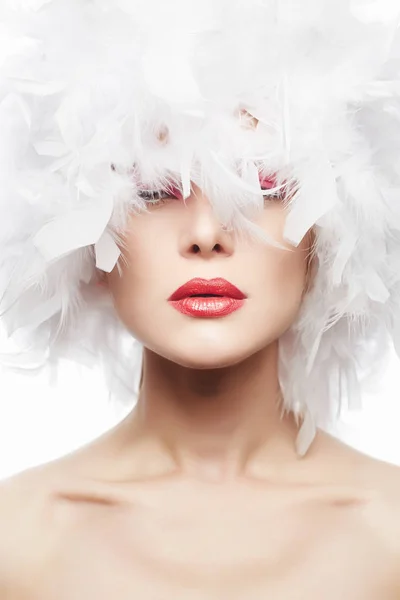 Krásná žena s červenými rty a bílé peří — Stock fotografie