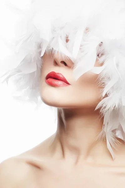 Belle fille en plumes blanches. Maquillage Beauté — Photo