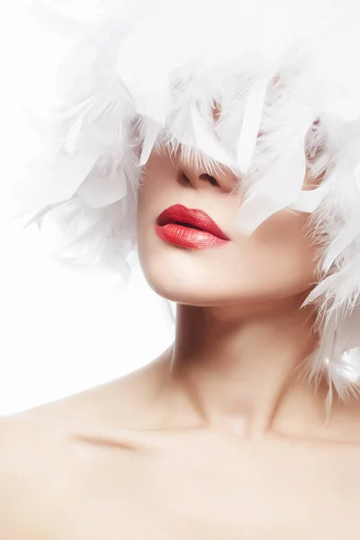Sexig kvinna med röda läppar i feather hat — Stockfoto