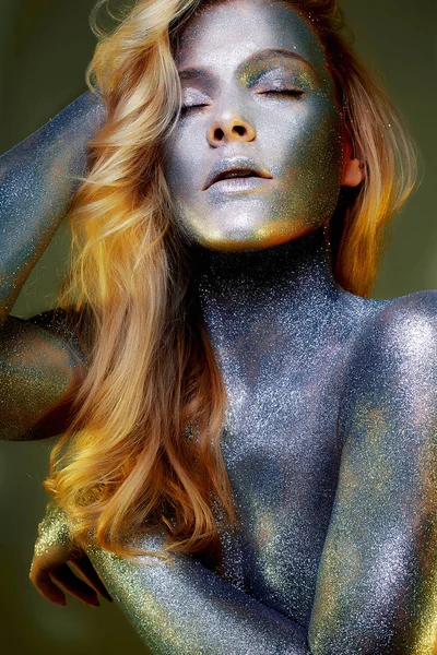 Frau mit funkelndem Make-up und bunt gefärbtem Haar — Stockfoto