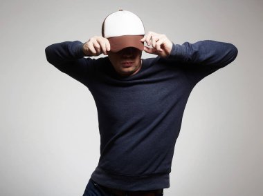 Şapkalı şık genç adam. Hipster çocuk