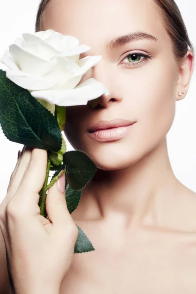 Piękny makijaż nagie kobiety z kwiatem — Zdjęcie stockowe