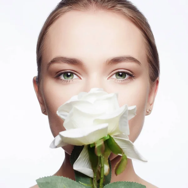 Hermosa mujer con flor —  Fotos de Stock