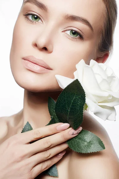 Menina bonita maquiagem nua com flor de rosa — Fotografia de Stock