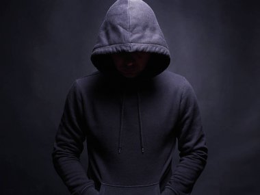 Kapüşonlu sweatshirt karanlık, koyu şekilde erkekte