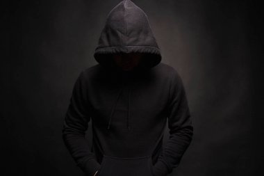 Adam başlıklı. Koyu resim