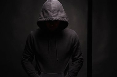 Karanlıkta, kapüşonlu sweatshirt şekilde adam
