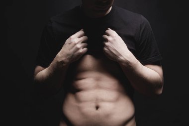 Şapkalı çocuk göstermek kasları