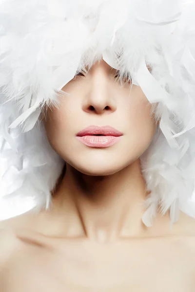 Portrait of Beautiful Girl in white feathers Hat — Stok Foto