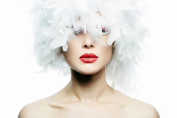 Schönes Mädchen mit weißem Federhut. Make-up — Stockfoto