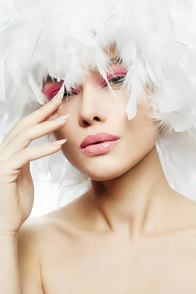 Porträtt av vacker flicka i vit fjädrar hatt — Stockfoto