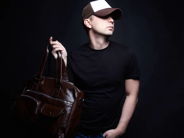 Moda Retrato de um jovem com bolsa — Fotografia de Stock