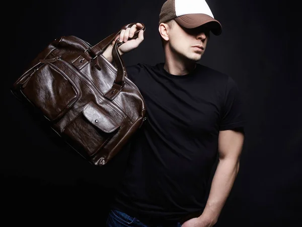 Retrato de un joven con bolso — Foto de Stock