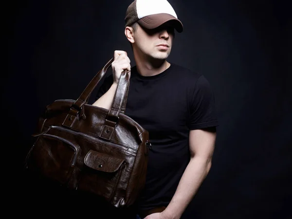 Stilig pojke i hatt, med handväska — Stockfoto