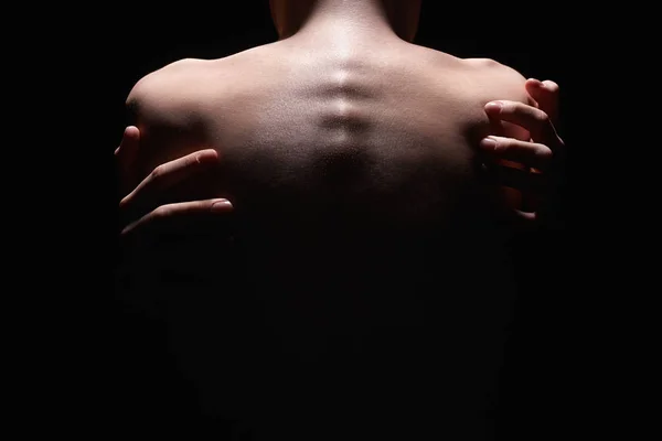 Femme nue de retour dans l'obscurité. Mains féminines — Photo