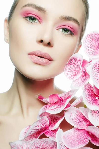 Hermosa joven con maquillaje y flor — Foto de Stock