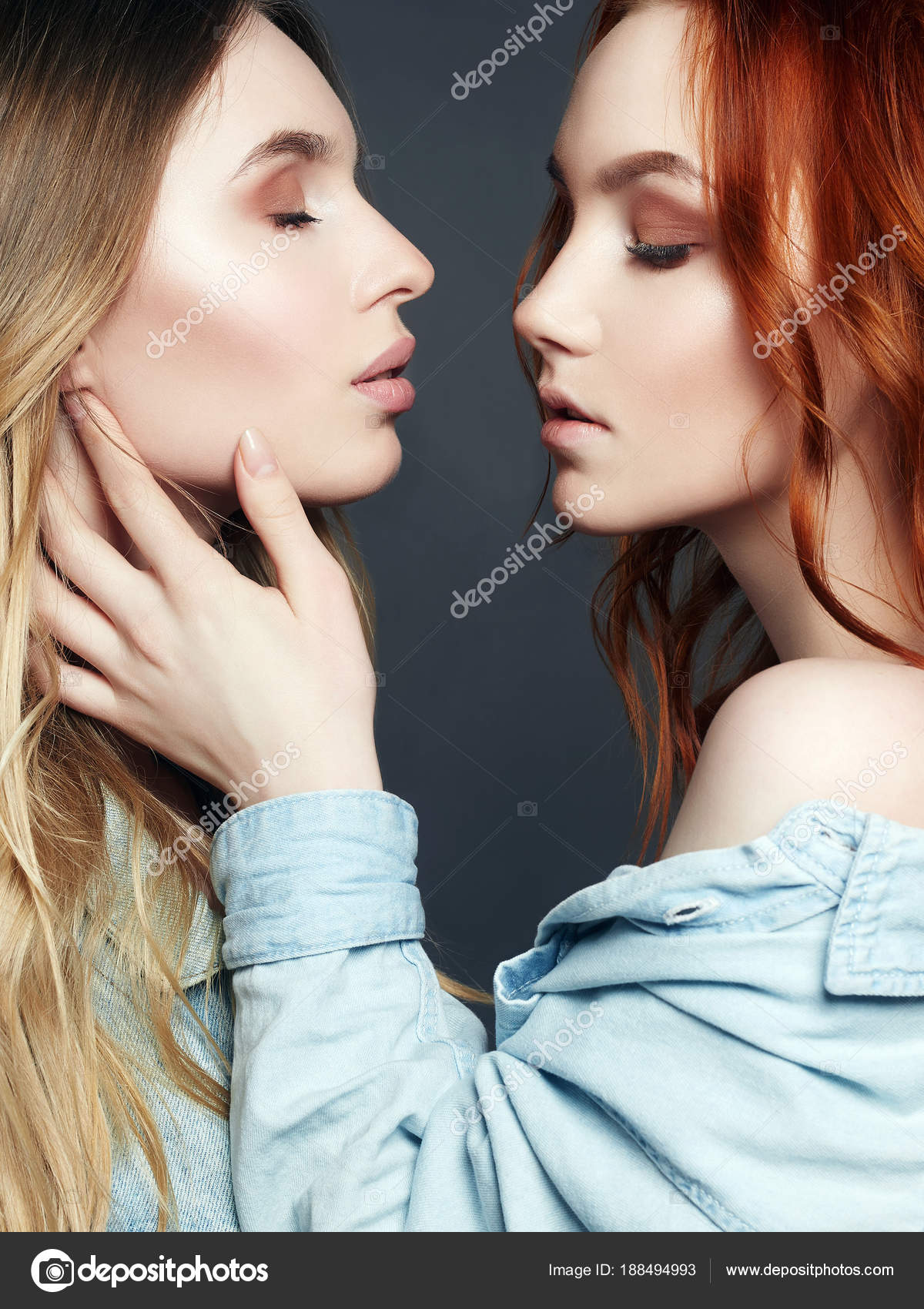 Free Lesbian Mobile Chat Women Kissing Girl