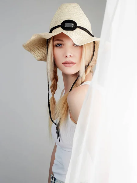 Hermosa mujer de campo. Vaquera en sombrero — Foto de Stock