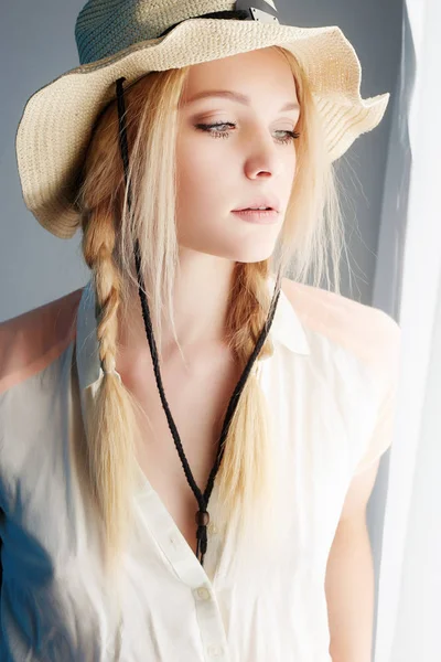 Sensual mujer de campo en sombrero mirando en la ventana —  Fotos de Stock