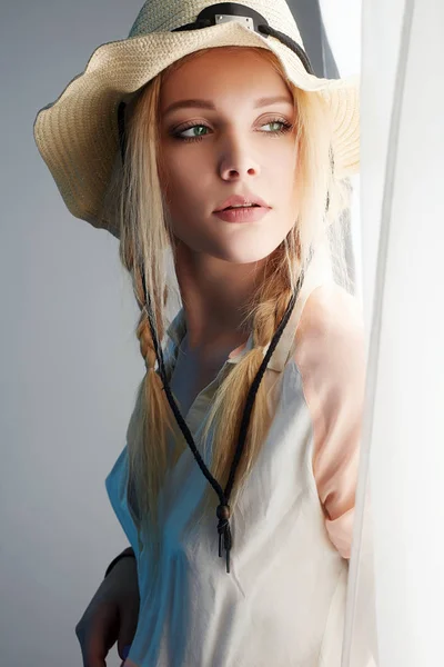 Καουμπόισσα στο καπέλο. Νεαρή ξανθιά ομορφιά — Φωτογραφία Αρχείου
