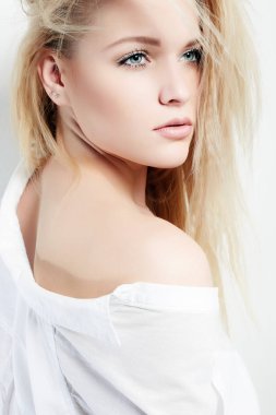 Sarışın, güzel bir genç kadın.