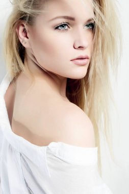 Sarışın, güzel bir genç kadın.