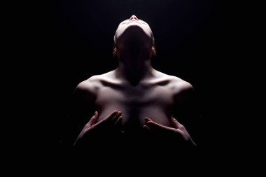 Çıplak genç kadın siluet karanlıkta