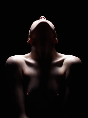 Karanlıkta çıplak genç kadın