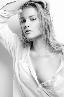 Islak seksi kadın. Islak saçlı güzel sarışın kız