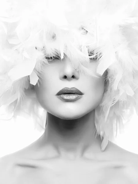 Vacker flicka i vita fjädrar hatt — Stockfoto